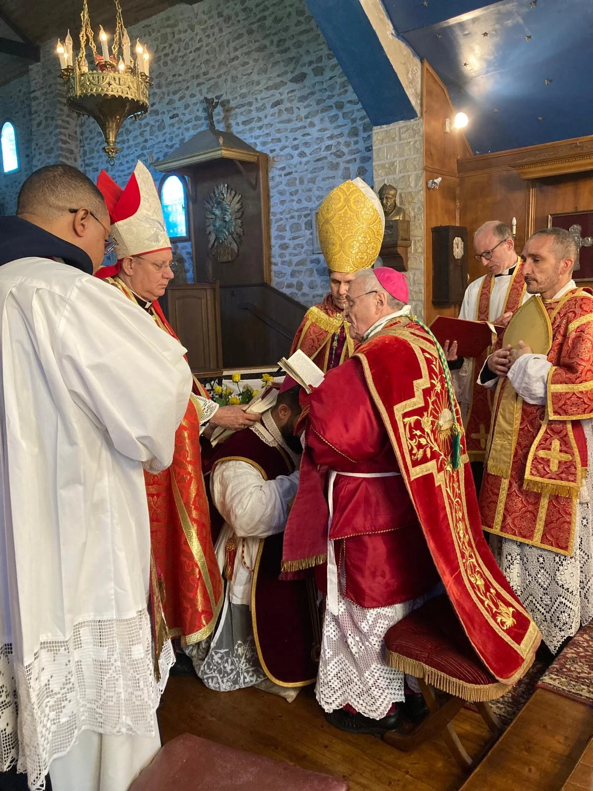 Bischöfe und Priester während einer traditionellen liturgischen Feier.